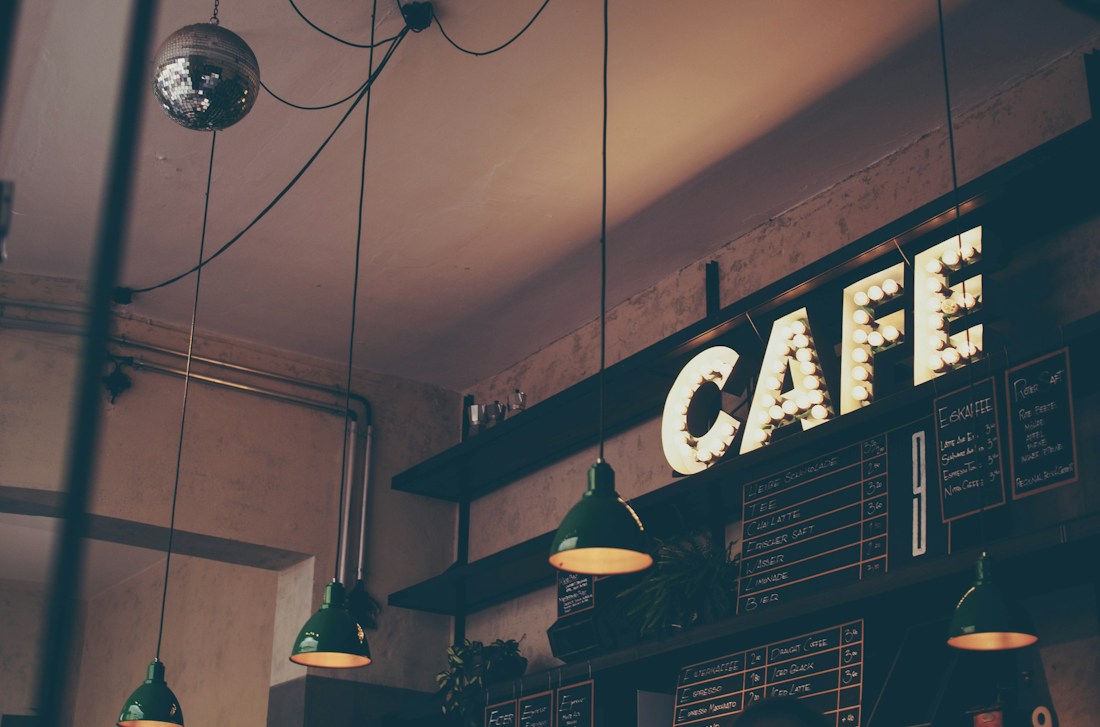 Cafetería con un ambiente cálido y acogedor